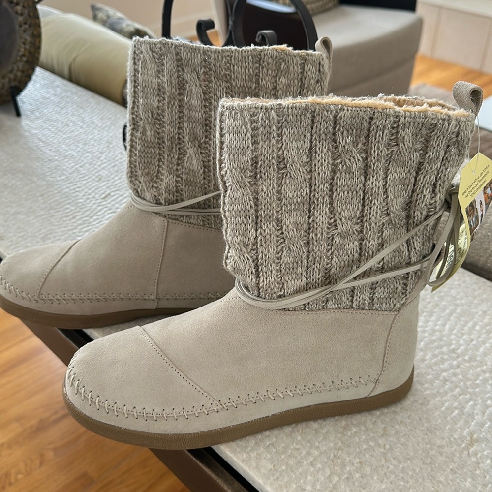 TOMS NWT light grey cable knit suede boots